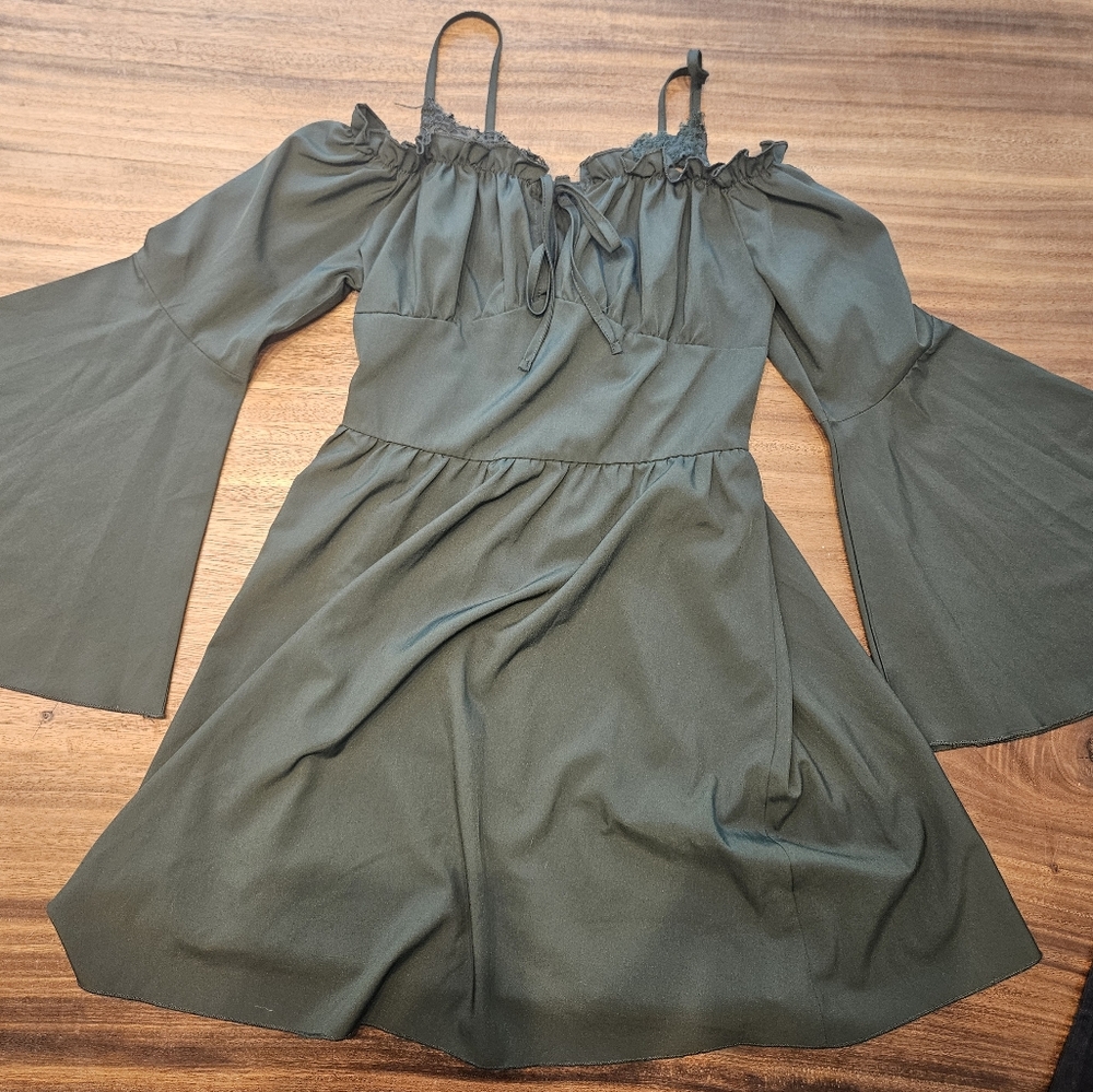 Off-Shoulder Green Dress with Bell Sleeves and Small Lace Detail